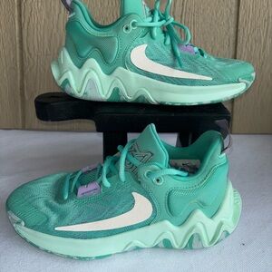 Nike Green Sneakers with Zigzag Outsole and Athletic Silhouette